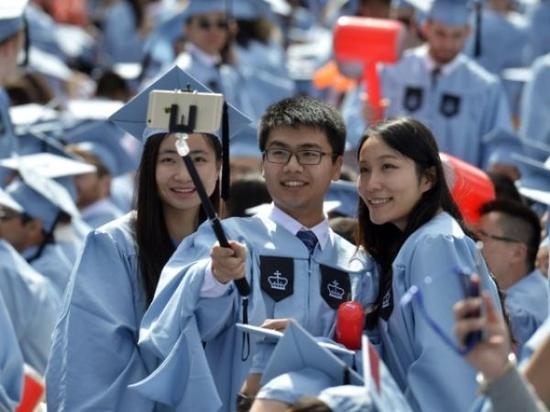 2015年5月20日，幾名中國留學生在美國哥倫比亞大學第261屆畢業典禮上自拍。約15000名畢業生參加了當天的儀式，其中包括近600名中國學生。新華社記者王雷攝