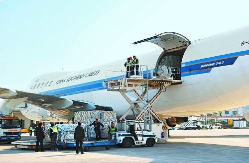 鄭州航空港飛機正在裝貨