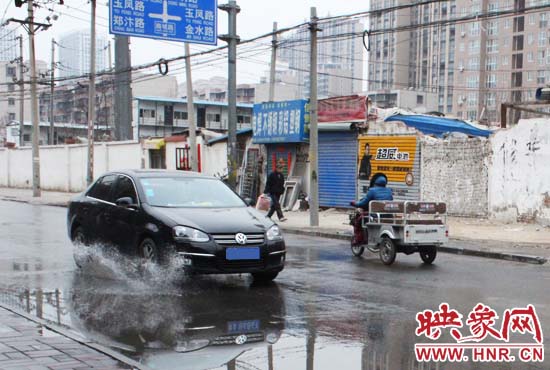 機動車路過，濺起一米多高的水花