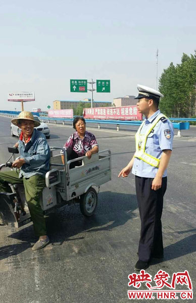 為抄近道走親戚，開封老漢騎電動三輪車上高速。