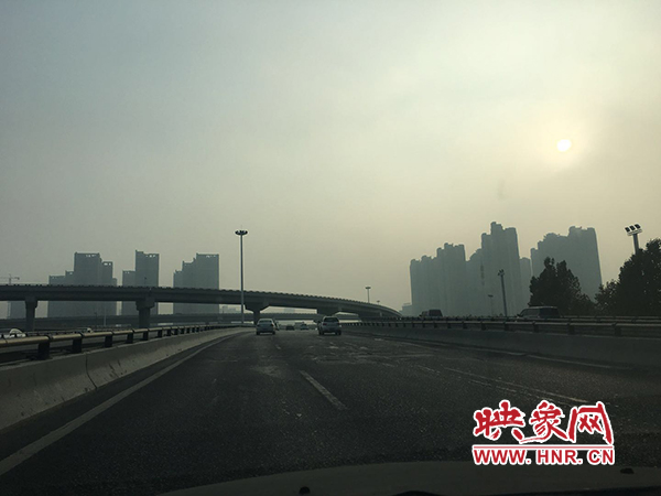 限行首日，三環橋上橋下，車輛不多，交通狀況良好。