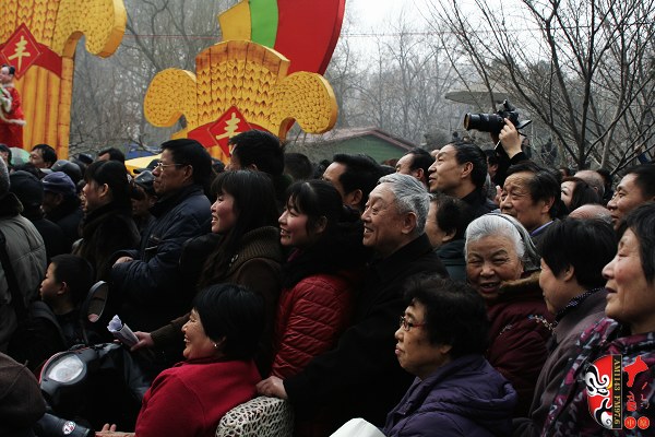 人民公園現場人頭攢動，其他媒體記者不得不舉起相機拍照