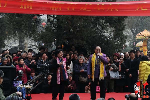 著名豫劇表演藝術家楊華瑞（左）、王善樸（右）合唱歌曲《天不下雨天不刮風天上有太陽》