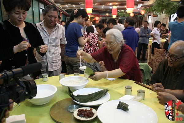 著名豫劇表演藝術(shù)家高潔老師親自包粽子