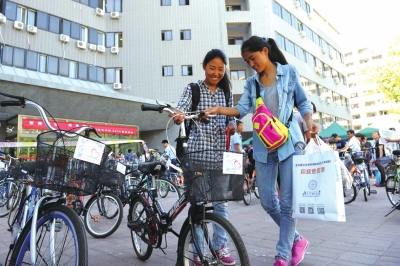 前天，兩名新生在登記后領取了自己的“愛心車”