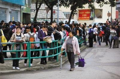 2012年12月1日早晨，香港一處SAT考場(chǎng)，考生在等候進(jìn)場(chǎng)