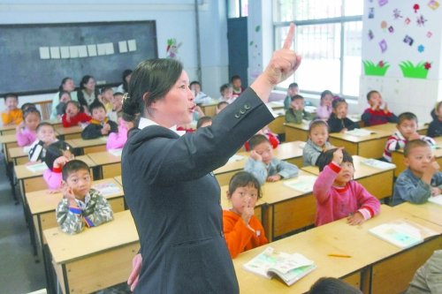 不到上小學年齡的孩子，只得在幼兒園復讀或者上“幼小銜接班”