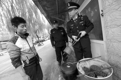 一餐館違規使用煤爐，被麥子店城管隊責令停止，并限期清除所屯的蜂窩煤