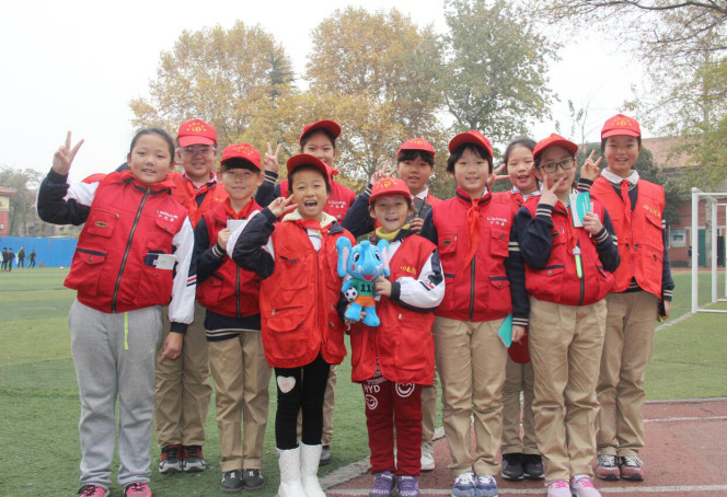 洛陽(yáng)市澗西區(qū)東方第三小學(xué)小記者與河南校園足球吉祥物樂(lè)樂(lè)合影