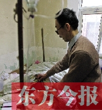 54歲的老楊把自己當做護士，不離不棄照顧著已成“植物人”的母親