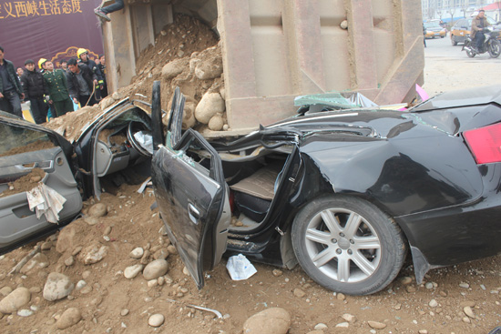 后八輪貨車側翻壓扁小轎車　南陽消防緊急營救