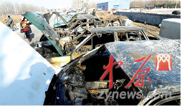 鄭州東風渠邊汽車爆炸引燃7輛二手車 火花四射