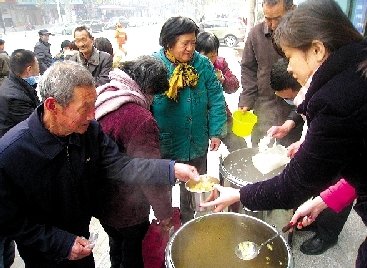 排隊領取熱騰騰的免費午餐