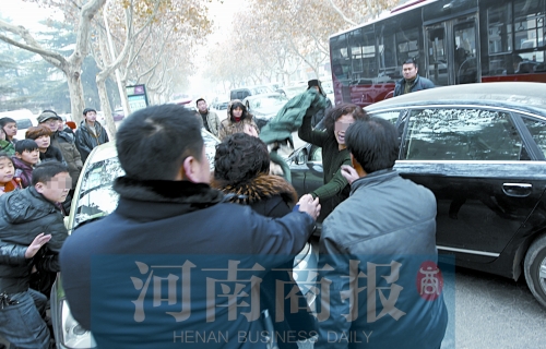 兩名女子廝打在一起，民警上前勸架