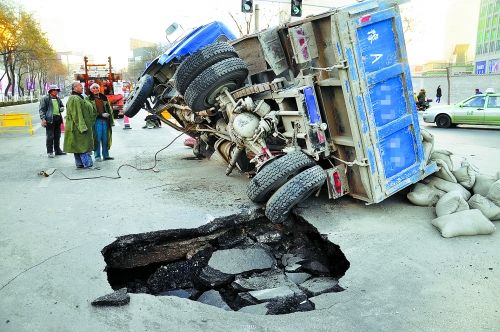 出事的卡車上，拉了十幾噸的水泥市民供圖