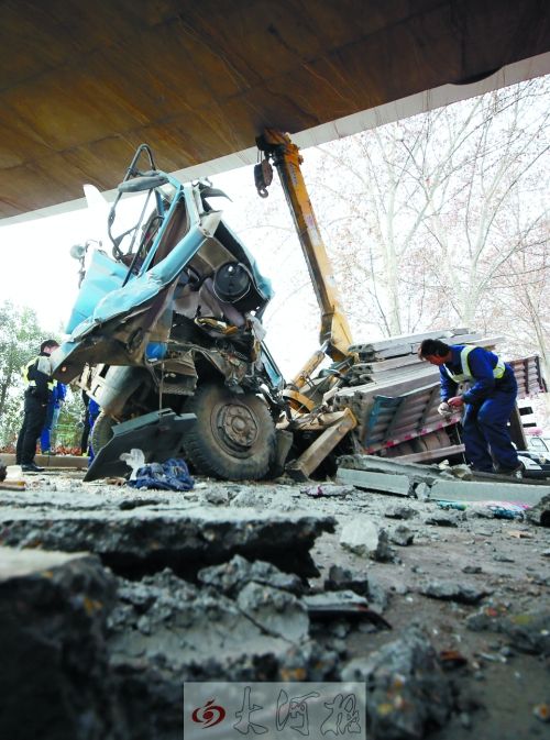 卡車吊臂撞上限高橋 車頭嚴(yán)重變形司機(jī)滿頭鮮血