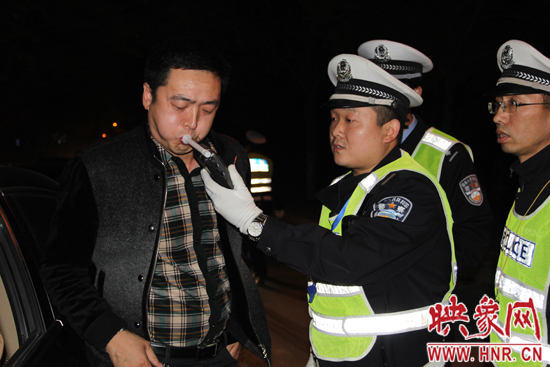 交警在測試駕駛人的酒精含量