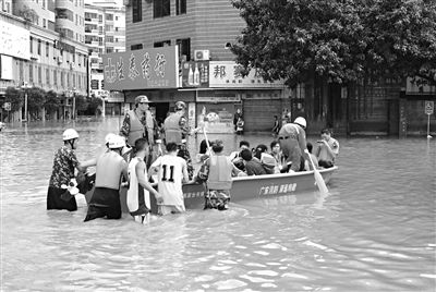 18日，廣東省清遠市陽山縣縣城,消防官兵合力推動沖鋒舟，轉移被困學生。新華社發