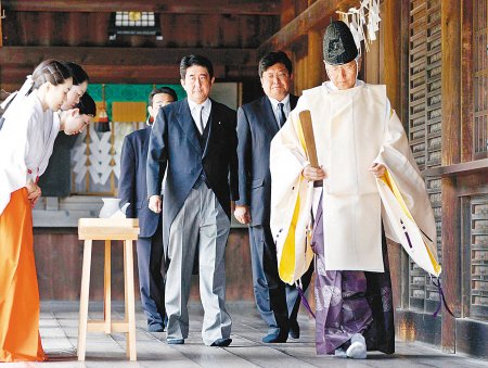 2011年8月15日安倍晉三等人參拜靖國神社。