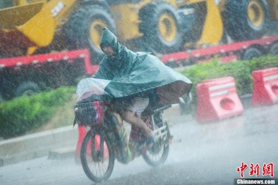 圖為南寧市民冒雨出行。中新社發(fā) 馮抒敏 攝