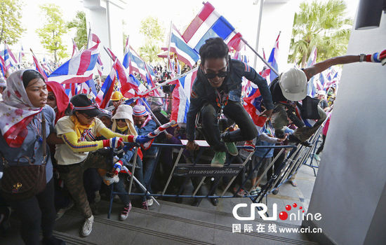 泰國示威者闖入特案廳 抗議凍結反對派領導人賬戶