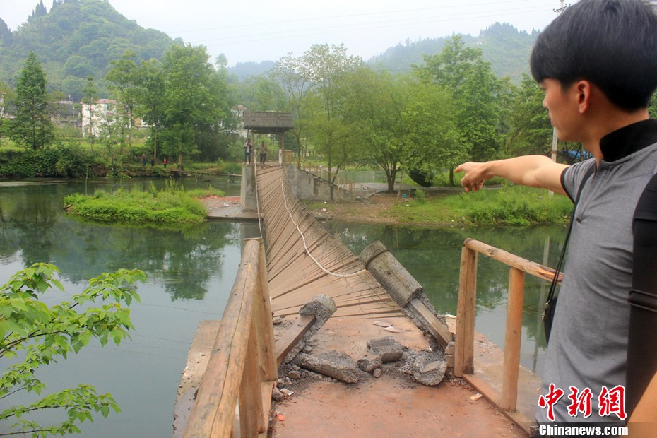 5月2日，一名目擊者正在介紹鳳凰吊橋事發情景。