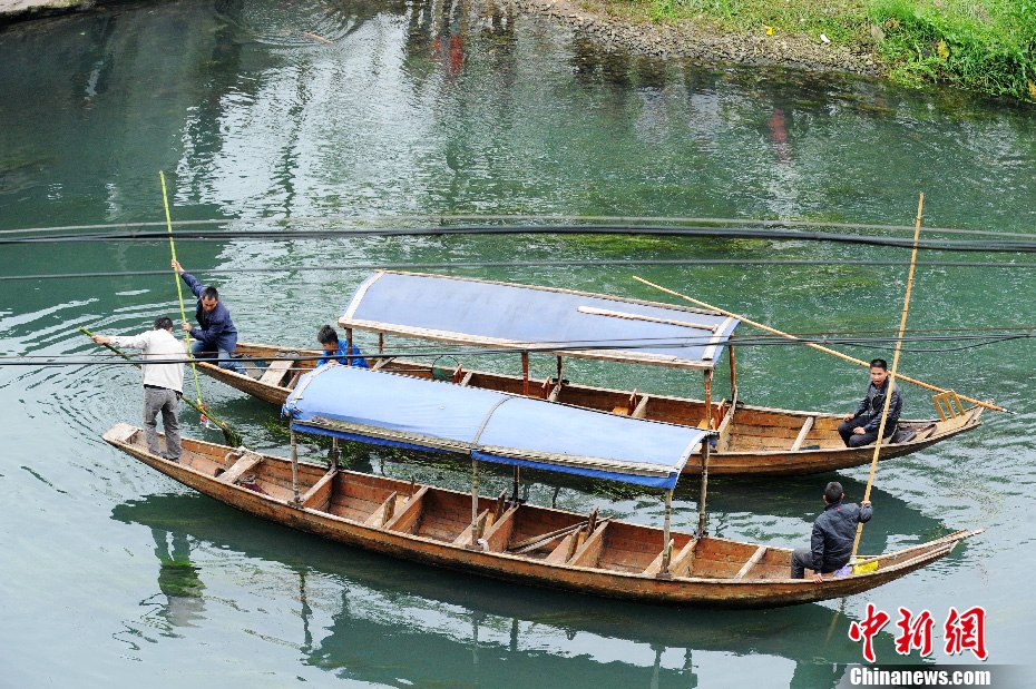 5月2日，鳳凰縣搜尋人員仍在沱江下游搜尋。