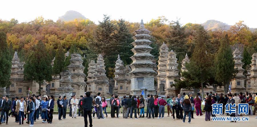 　游客在少林寺塔林景區參觀(2012年10月31日攝)。