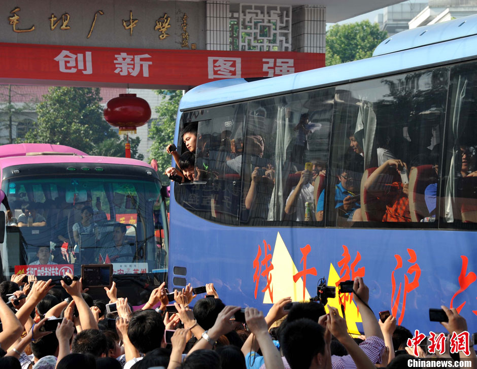 6月5日，一年一度的毛坦廠鎮“送考節”到來，70輛大巴車護送毛坦廠中學萬名考生安全赴考。