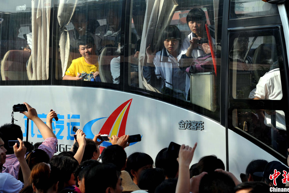 6月5日，一年一度的毛坦廠鎮“送考節”到來，70輛大巴車護送毛坦廠中學萬名考生安全赴考。