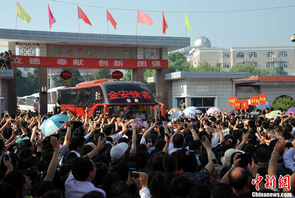 6月5日，一年一度的毛坦廠鎮“送考節”到來，70輛大巴車護送毛坦廠中學萬名考生安全赴考。