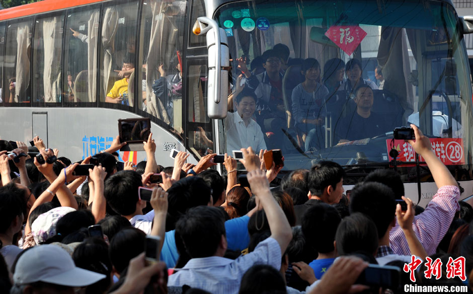 6月5日，一年一度的毛坦廠鎮“送考節”到來，70輛大巴車護送毛坦廠中學萬名考生安全赴考