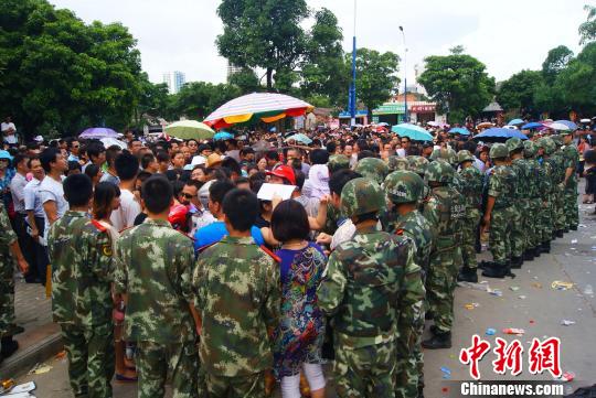 7月9日，聚集在中國人民銀行北海市中心支行的外地民眾越來越多，當地官方不得不出動大批邊防、武警前往維