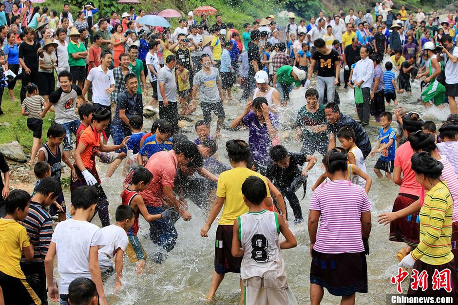 圖為7月9日，村民在小河里摸魚搶魚。譚凱興 攝