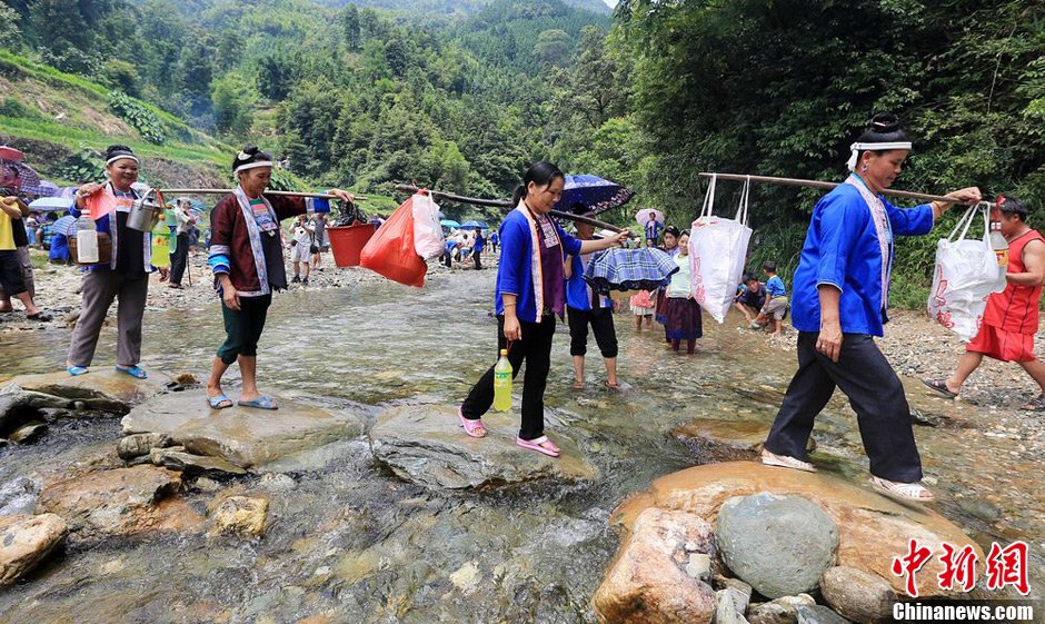 7月9日，一年一度的鬧魚節在廣西融水苗族自治縣白云鄉保江村舉行，附近村屯的居民前往集會地參加節日活動