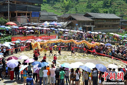 圖為當地紅瑤民眾舞起長龍祈求風調雨順。中新社發 韋吉陽 攝