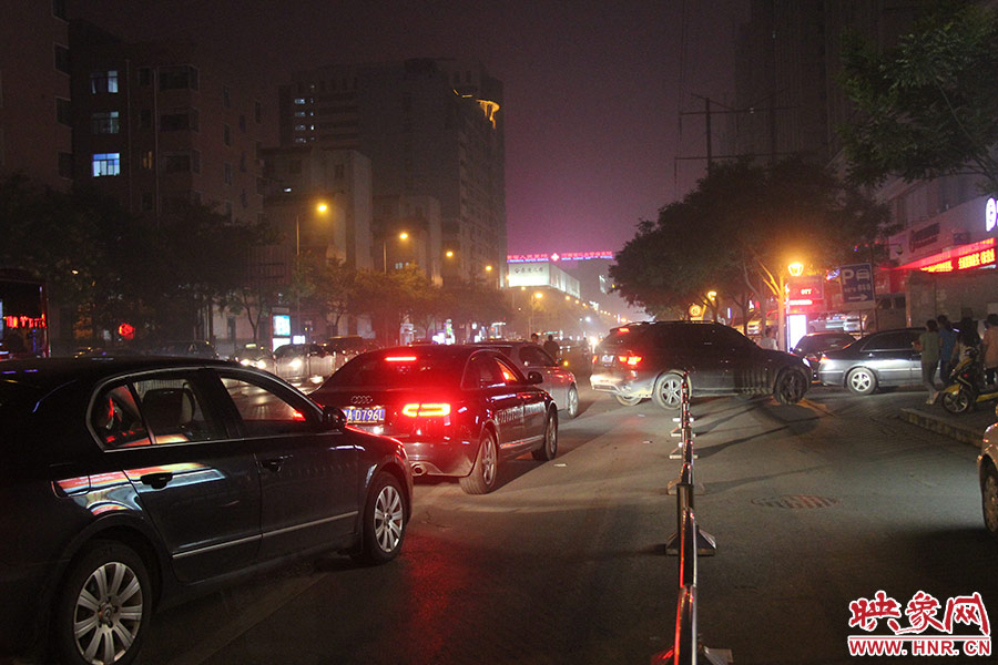 等待加油的車輛已經排到了加油站外的道路上。