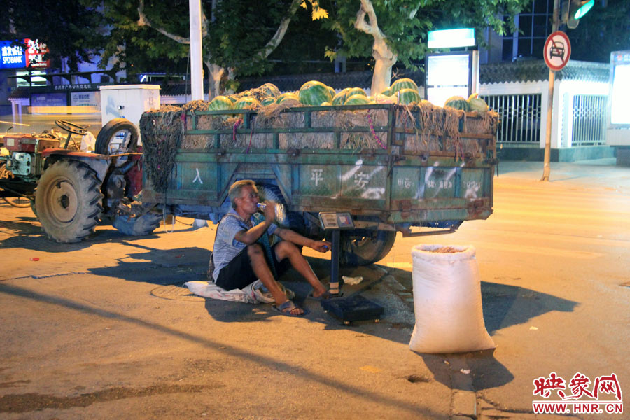 深夜鄭州街頭的瓜農