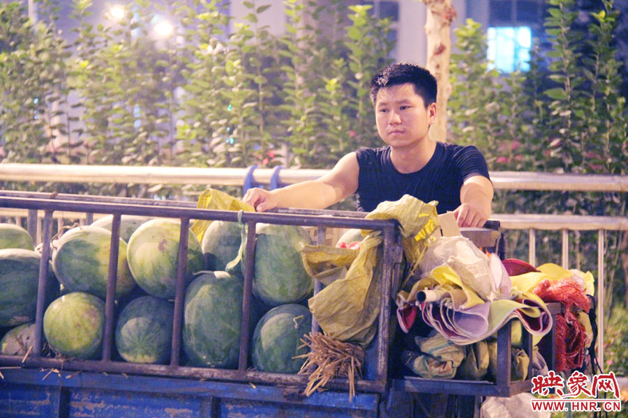 深夜鄭州街頭的瓜農