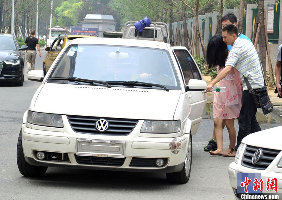 圖為事發現場，嫌疑人被警方控制。