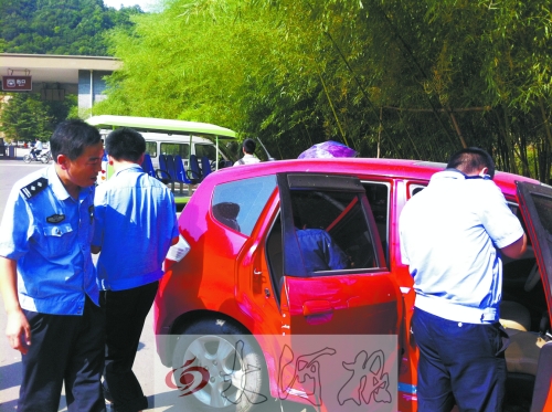 當地警方將當事游客車輛暫扣