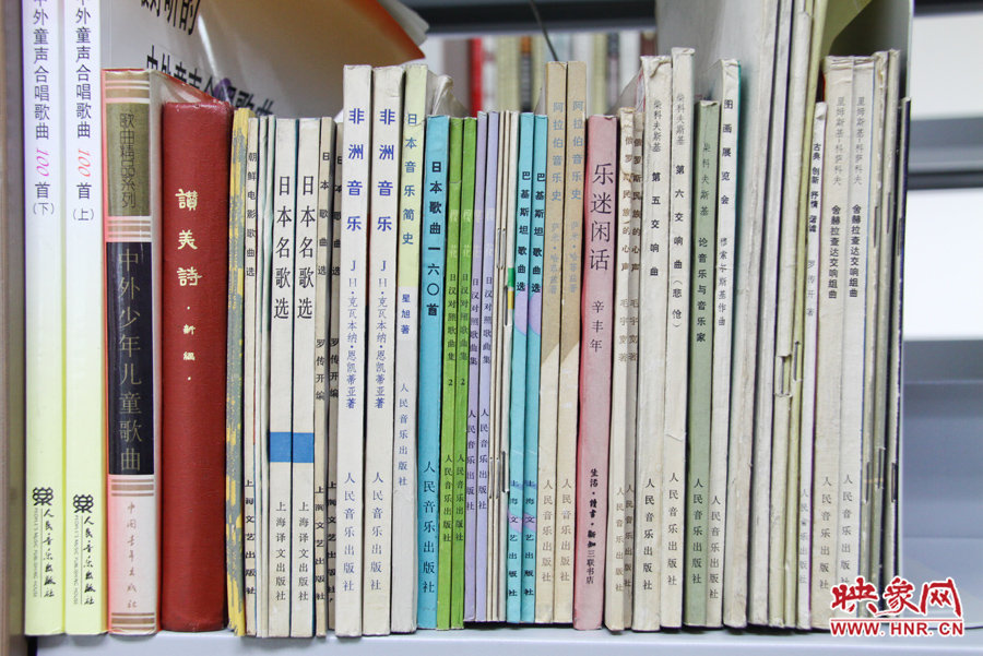 圖書館里豐富的館藏圖書能滿足不同讀者的需求