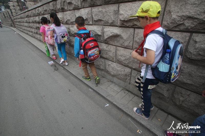 2013年09月11日，濟南運署街上，小學生走史上“最窄人行道”上學。