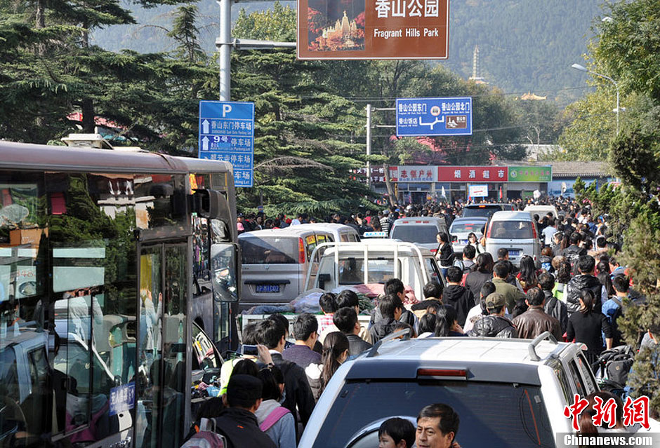 圖為10月26日上午10點多，北京香山路賞紅客摩肩接踵