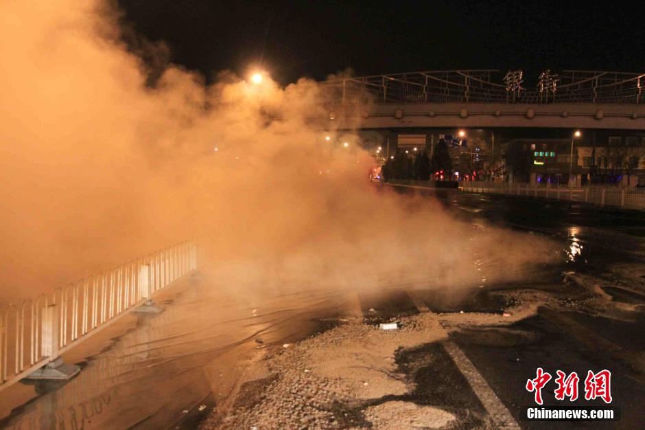 北京東單路口一地下熱力管道發(fā)生漏水事故