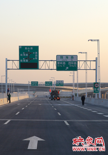 西三環快速路隴海路立交橋提示牌