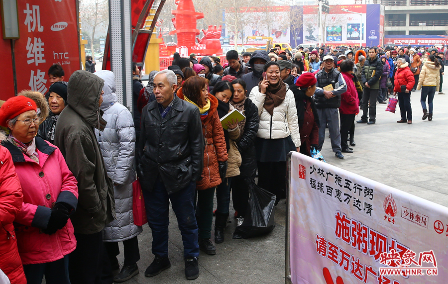 1月8日上午，少林寺布施臘八粥的現場市民排起了長隊，足有上千人前來領取五行粥