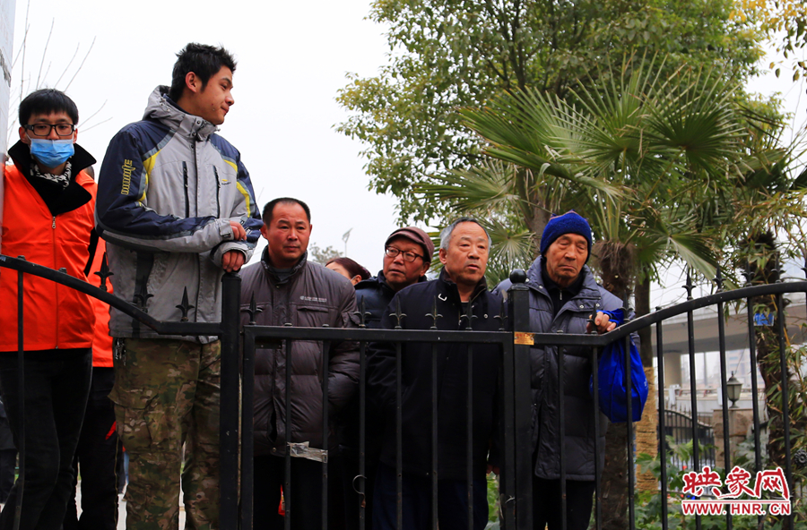 沒能趕上第一批臘八粥的市民在施粥點外等待第二批臘八粥的到來