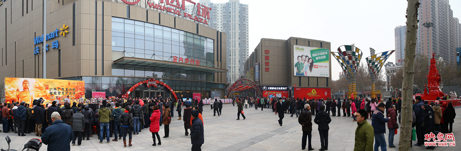 少林寺施粥現場，左邊為祈福儀式，右邊為排隊領粥的市民。