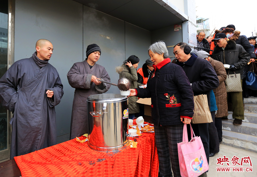 市民排隊領取臘八粥